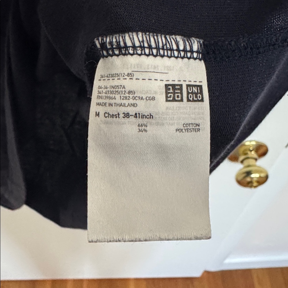 Uniqlo Navy Tshirt Size Medium - Picture 4 of 4